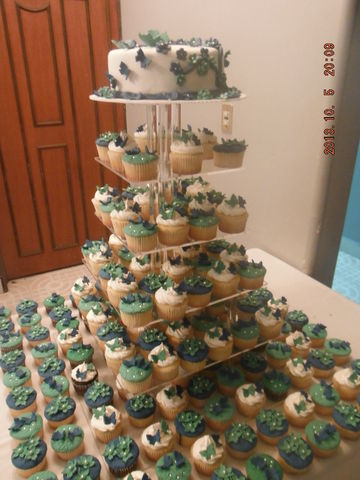 Pastel y cupcakes para XV años en azul y turquesa